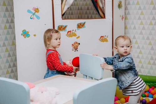 Dziewczynki bawią się w bawialni w Hotelu Białowieski w Białowieży